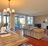 Villa Beaujolais Located Within Cypress Lakes - Accommodation Perth