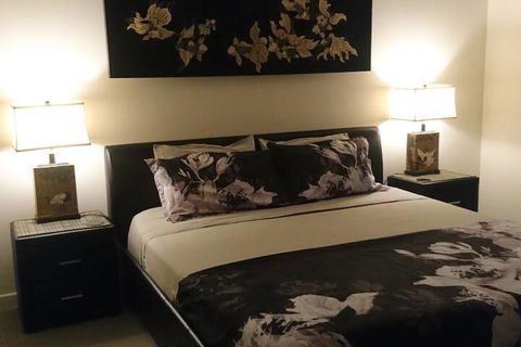 Palm Lakeside - Bowen, Whitsundays Wifi Netflix Private Cool Luxury - Accommodation Perth 2