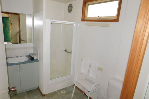 Dylene Caravan Park - 2 Br Family Cabin With Air - Perth Resorts 5