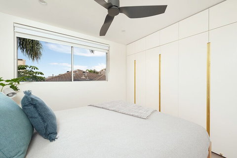 Surf Side Oasis With Balcony Near Beach - Accommodation Perth 4