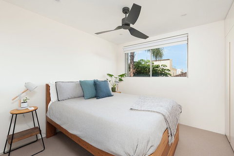 Surf Side Oasis With Balcony Near Beach - Accommodation Perth 6
