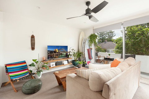 Surf Side Oasis With Balcony Near Beach - Accommodation Perth 3