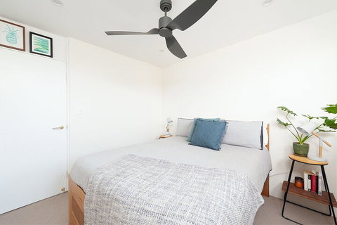 Surf Side Oasis With Balcony Near Beach - Accommodation Perth 2