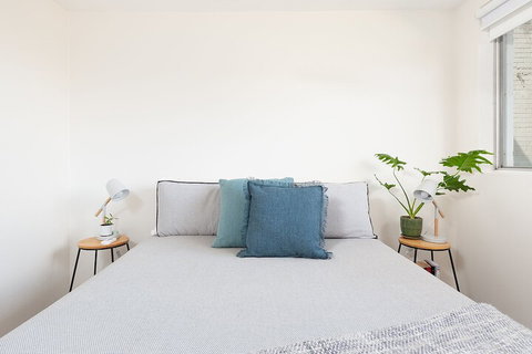 Surf Side Oasis With Balcony Near Beach - Accommodation Perth 5