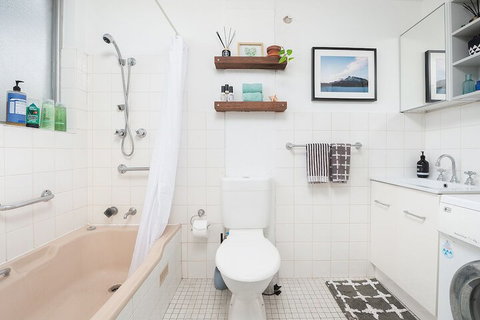 Surf Side Oasis With Balcony Near Beach - Accommodation Perth 7