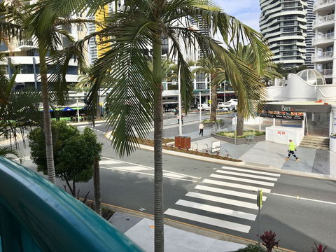 Broadbeach Private Apt With CHA - Accommodation Perth 2