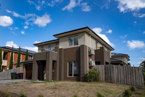 AUJOY 4 Bed Townhouse Glen Waverley - Accommodation Perth 1