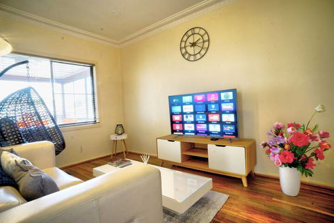 Wollongong Train Station Holiday House - Accommodation Perth 3