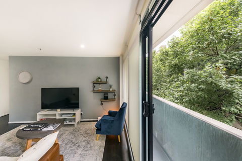 Rubi, 1BDR Melbourne Apartment - Accommodation Perth 0