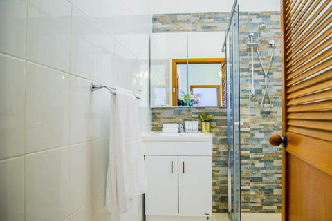 Bright & Spacious Home With Hotel Grade Cleanliness - Accommodation Perth 2