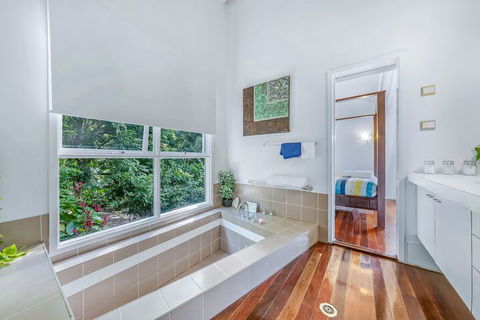 The Treehouse - Accommodation Perth 7