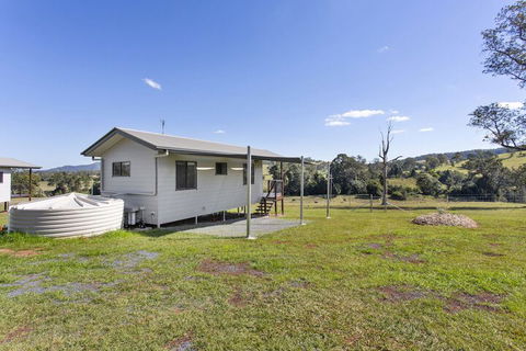 Valley Cabins By The Creek - Perth Resorts 3