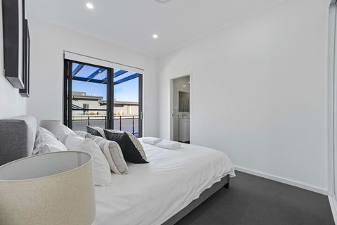 HomeHotel New & Spacious 3 Bedroom Penthouse - Accommodation Perth 3