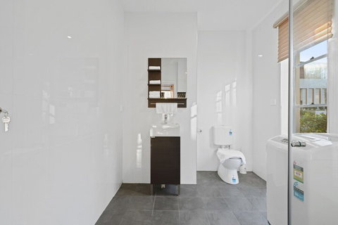 HomeHotel Cozy Duplex In Serene Suburb - Accommodation Perth 7