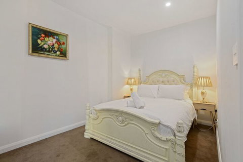HomeHotel Cozy Duplex In Serene Suburb - Accommodation Perth 2