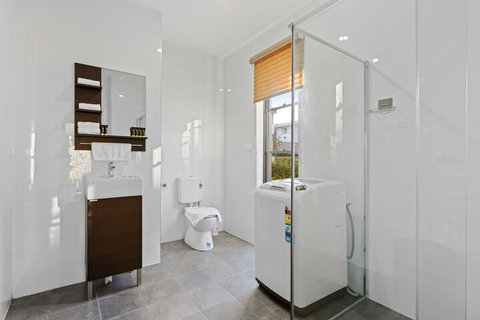 HomeHotel Cozy Duplex In Serene Suburb - Accommodation Perth 1