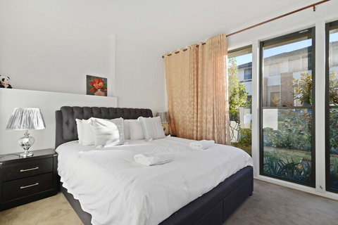 HomeHotel Cozy Duplex In Serene Suburb - Accommodation Perth 5