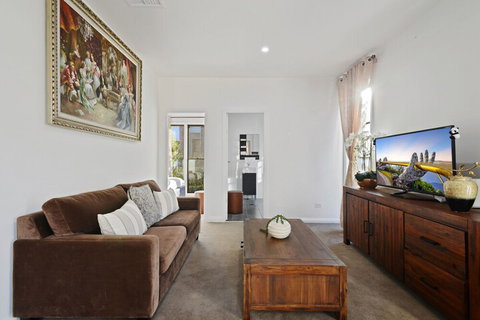 HomeHotel Cozy Duplex In Serene Suburb - Accommodation Perth 4