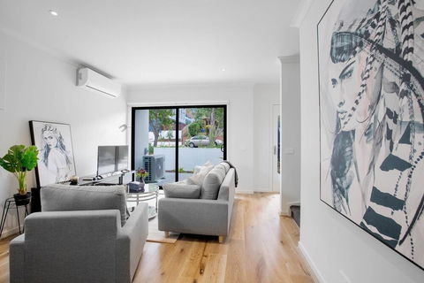 92 Brand New Doncaster Local House - Accommodation Perth 5