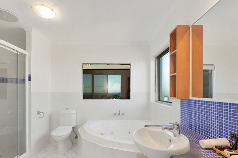 EXCLUSIVE OCEAN VIEW PENTHOUSE On MARINE PARADE - Accommodation Perth 5