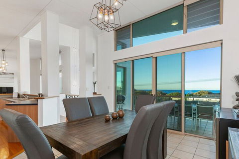 EXCLUSIVE OCEAN VIEW PENTHOUSE On MARINE PARADE - Accommodation Perth 4