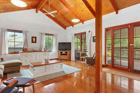 The Log Cabin 47 Jetty Road - Accommodation Perth 4