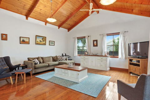 The Log Cabin 47 Jetty Road - Accommodation Perth 3
