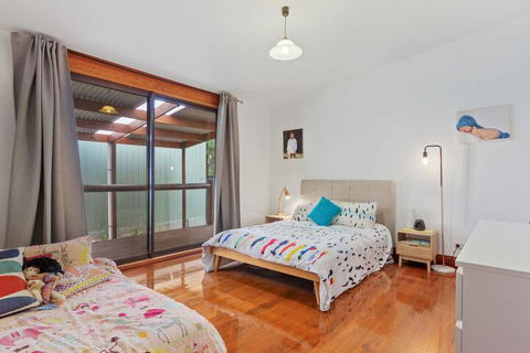 The Log Cabin 47 Jetty Road - Accommodation Perth 5