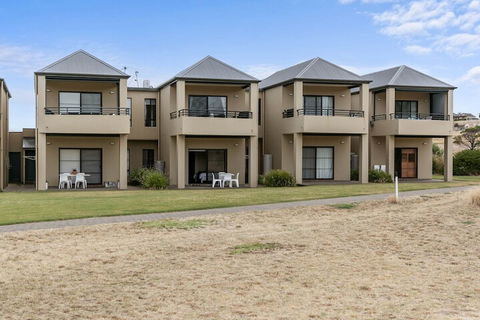 Front 9 Then Dine 3 / 61 St. Andrews Boulevard - Accommodation Perth 5