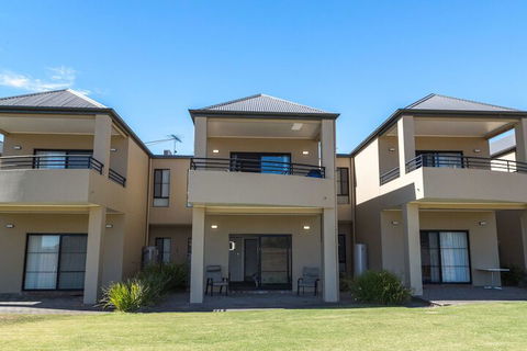 Front 9 Then Dine 3 / 61 St. Andrews Boulevard - Accommodation Perth 2