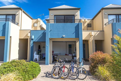 Front 9 Then Dine 3 / 61 St. Andrews Boulevard - Accommodation Perth 3