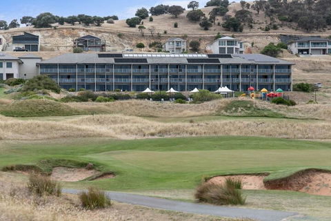 Front 9 Then Dine 3 / 61 St. Andrews Boulevard - Accommodation Perth 4