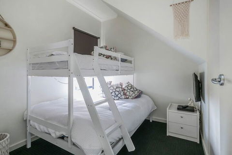 Front 9 Then Dine 3 / 61 St. Andrews Boulevard - Accommodation Perth 7