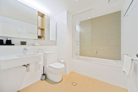 HomeHotel Spacious Luxury Apt Next To Shopping - Accommodation Perth 2