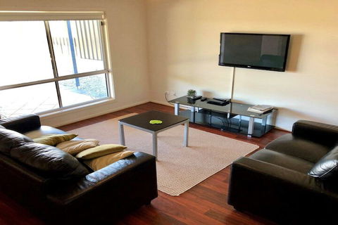 10 Hobart Road - Accommodation Perth 2