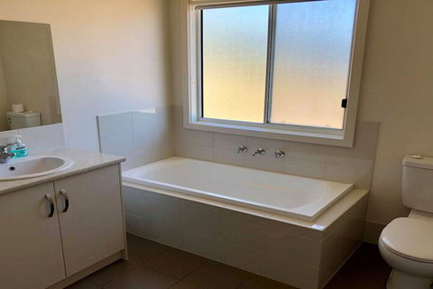 10 Hobart Road - Accommodation Perth 6