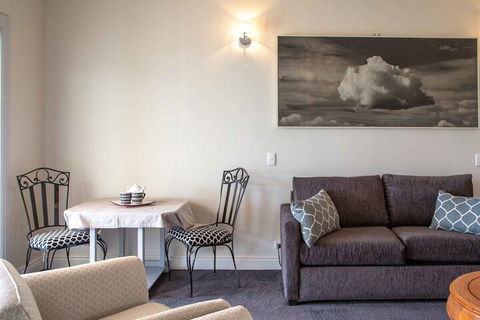 Angaston House - Accommodation Perth 5