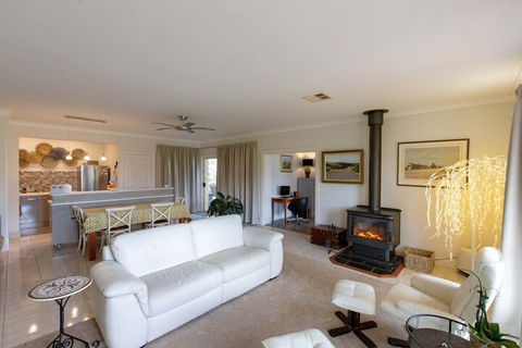 Angaston House - Accommodation Perth 4