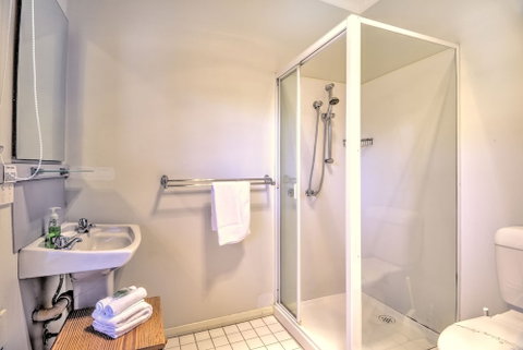 Cove Beach Apartment 1 - Accommodation Perth 3
