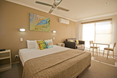 The Bowlo Holiday Cabins - Accommodation Perth 3