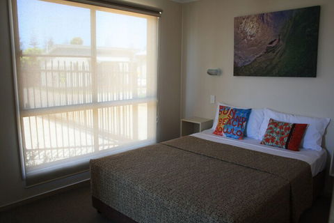 The Bowlo Holiday Cabins - Accommodation Perth 4