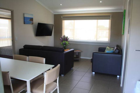 The Bowlo Holiday Cabins - Accommodation Perth 7