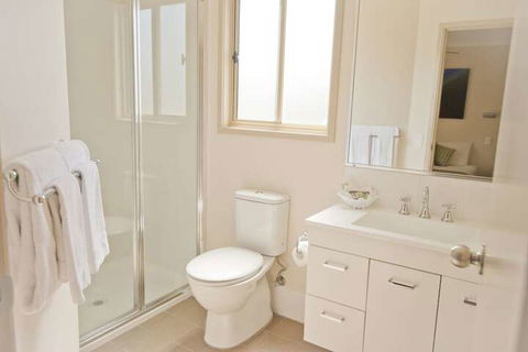 The Bowlo Holiday Cabins - Accommodation Perth 2