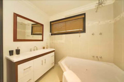 Top Of The Range Retreat - Accommodation Perth 3