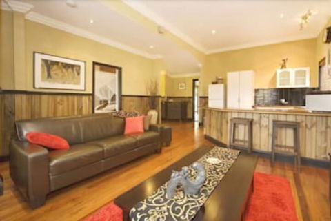 Top Of The Range Retreat - Accommodation Perth 2