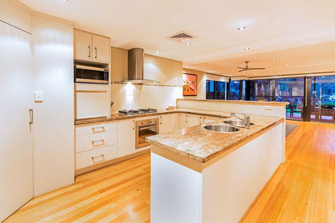 Regency Beach Club - Accommodation Perth 3