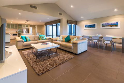 Regency Beach Club - Accommodation Perth 6