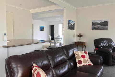 Seaside Retreat - Perth Resorts 6