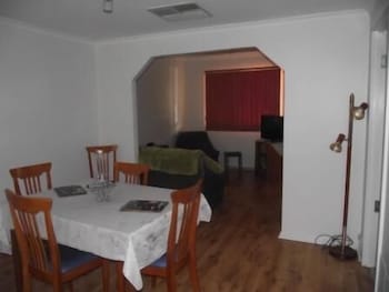 Aly's Cottage - Perth Resorts 1