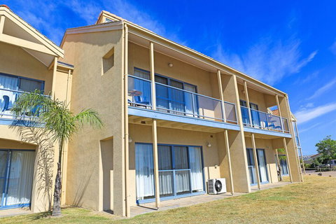 The Marina Hotel - Accommodation Perth 1
